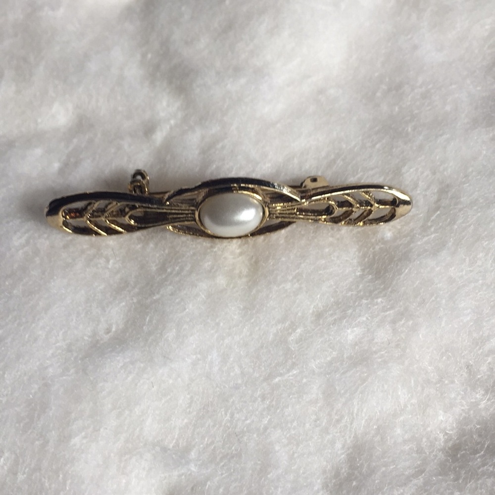 Vintage 80’s Gold and Pearl Pin